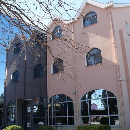 Mahall' e Kryethuit Hotel Hasmegaj מראה חיצוני תמונה
