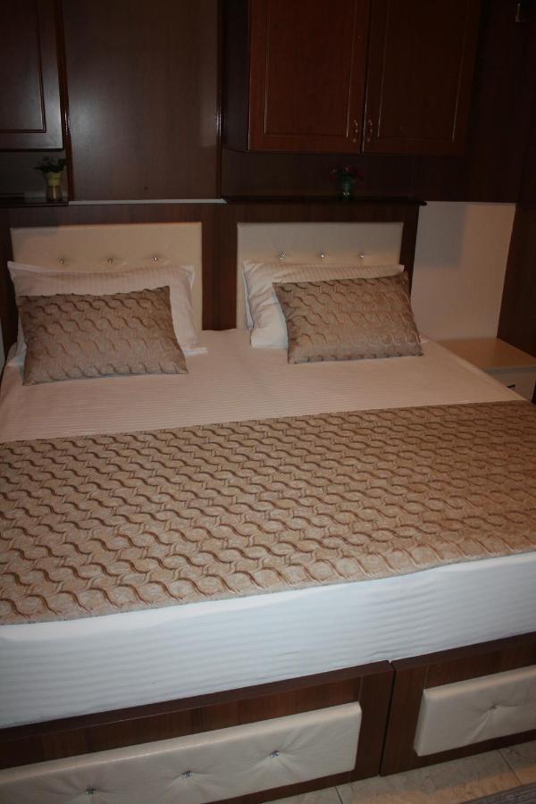 Mahall' e Kryethuit Hotel Hasmegaj מראה חיצוני תמונה