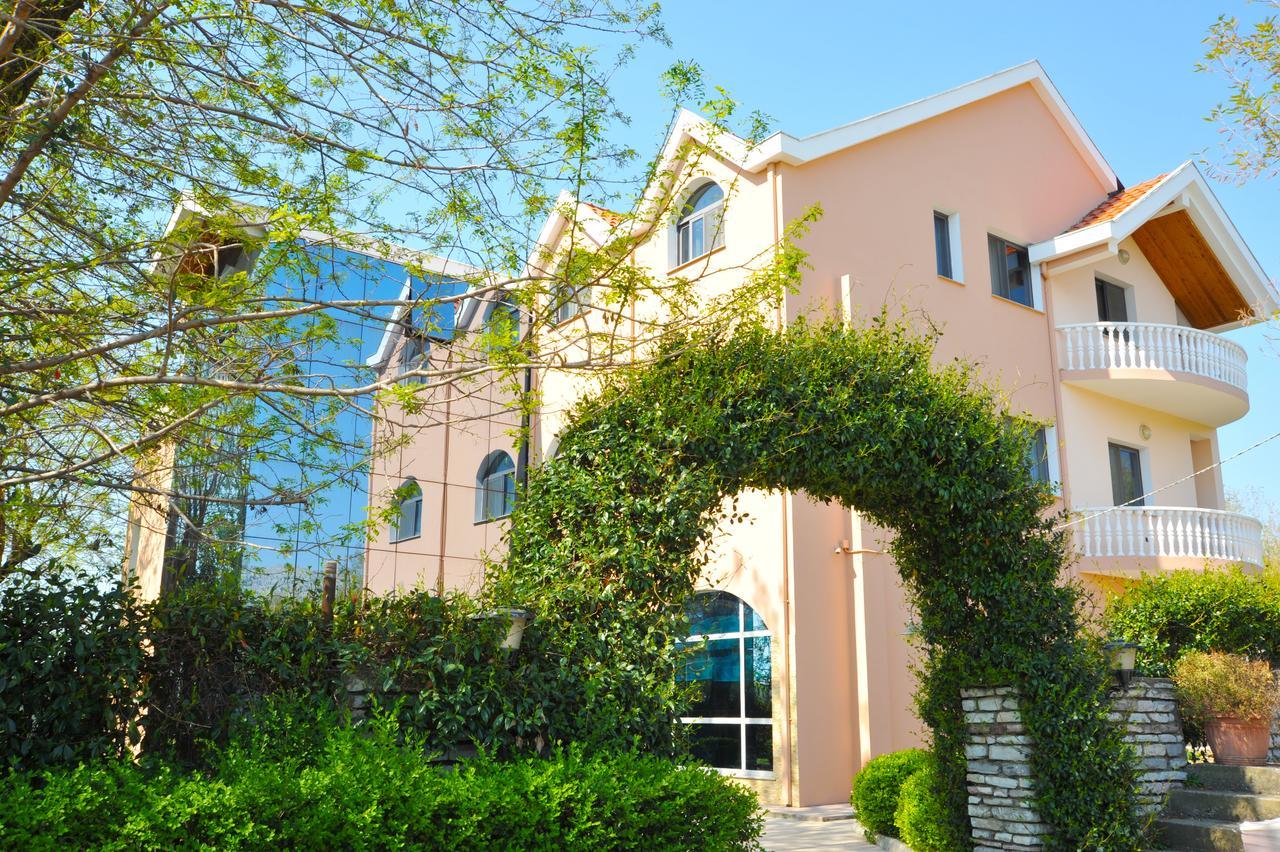 Mahall' e Kryethuit Hotel Hasmegaj מראה חיצוני תמונה