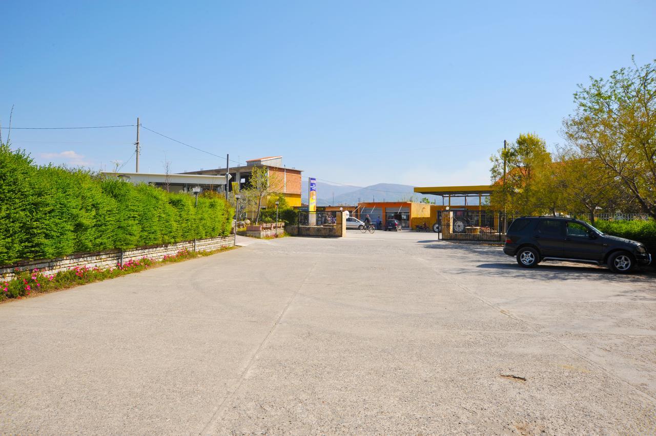 Mahall' e Kryethuit Hotel Hasmegaj מראה חיצוני תמונה