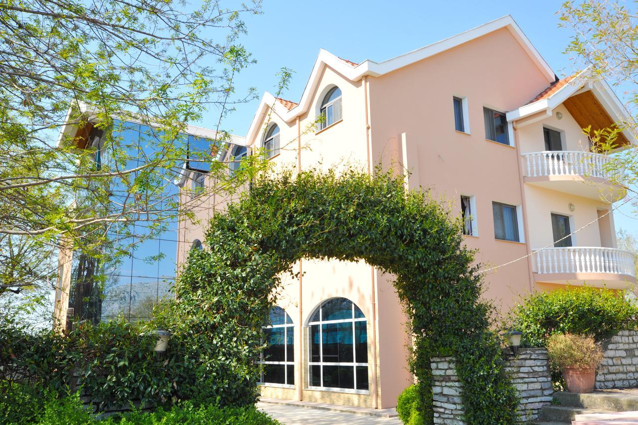 Mahall' e Kryethuit Hotel Hasmegaj מראה חיצוני תמונה
